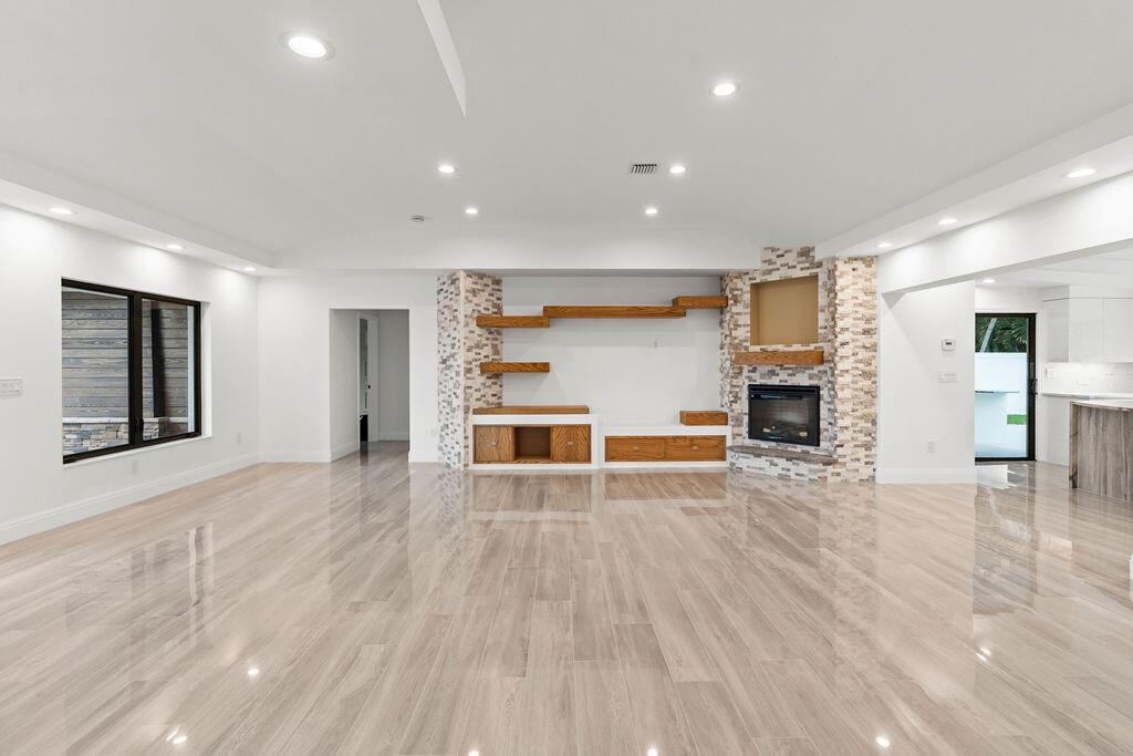 YACHT HARBOR MANOR IN - Residential