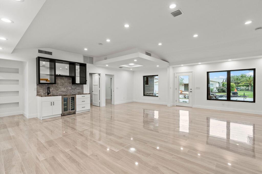 YACHT HARBOR MANOR IN - Residential