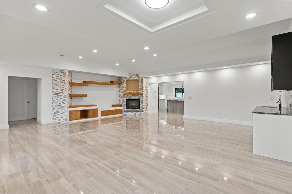 YACHT HARBOR MANOR IN - Residential