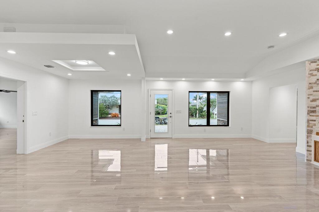 YACHT HARBOR MANOR IN - Residential