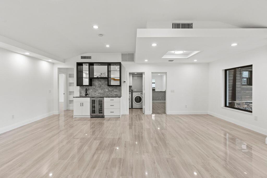 YACHT HARBOR MANOR IN - Residential