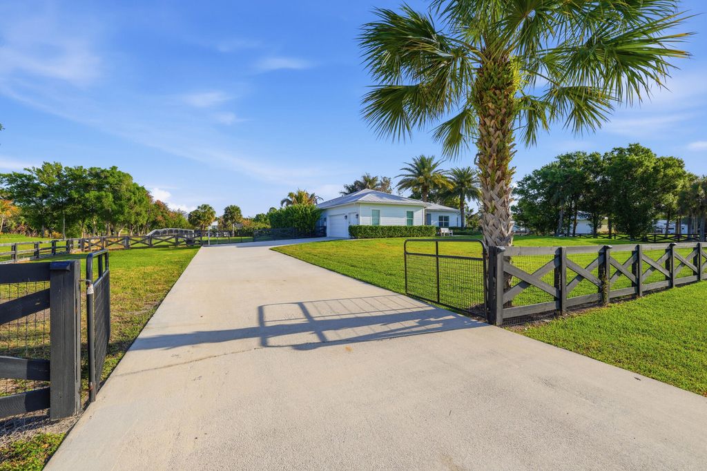 Photo of 9301 154th Road N, Jupiter, FL 33478 (MLS # B26003522)