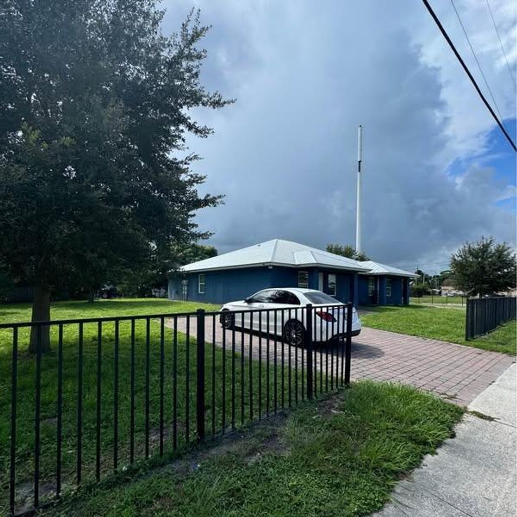 Photo of 2371 Ave I #2371, Fort Pierce, FL 34950 (MLS # R11055205)