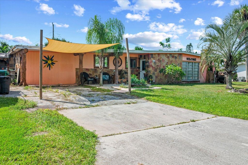 Photo of 756 Oak Street, Port St Lucie, FL 34952 (MLS # R10918422)