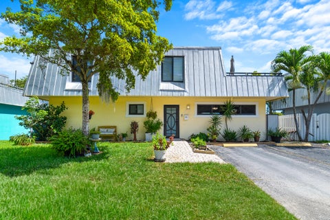 Photo of 1351 NE 40th Place, Oakland Park, FL 33334 (MLS # B26038440)