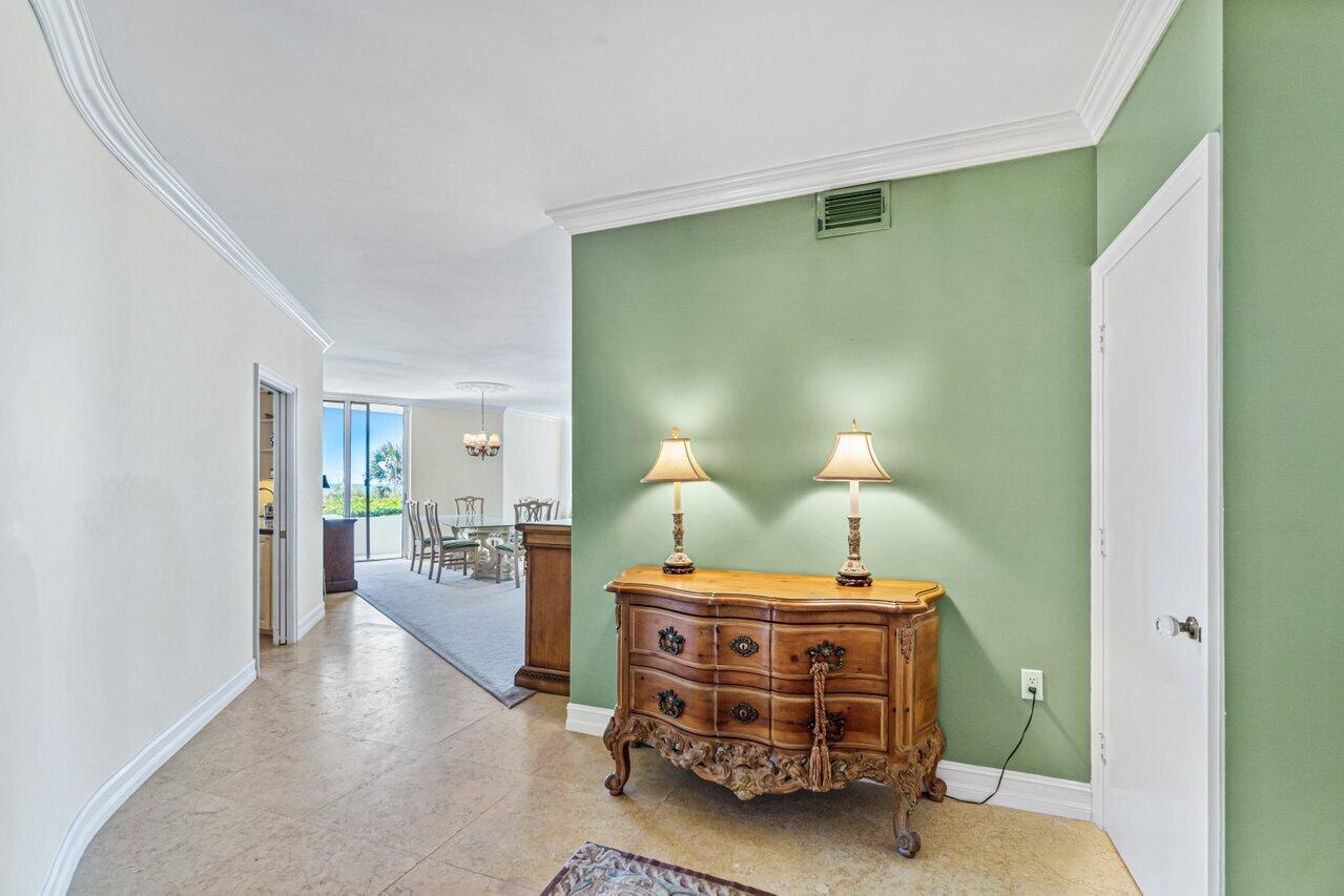 2001 SE Sailfish Point Boulevard 104, Stuart, FL, 34996/$2,695,000 2 2001 SE Sailfish Point Boulevard 104