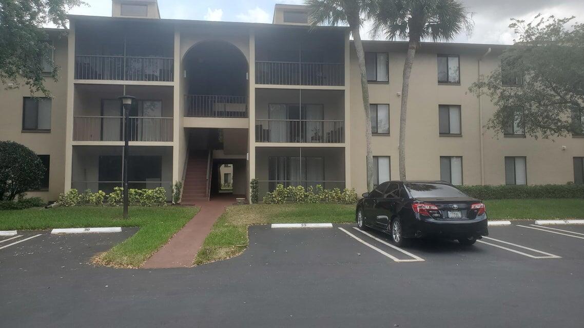 Beautiful and cozy condominium in a quiet and nice community. Apartment 2 bedrooms and 2 bathrooms. separate storage. Tile floors throughout the apartment. Mosquito screen in all openings. Balcony with a beautiful view. Washer and dryer. Ceiling Fans. space for visitors. Community swimming pool and barbecue area in the park. Close to stores and restaurants