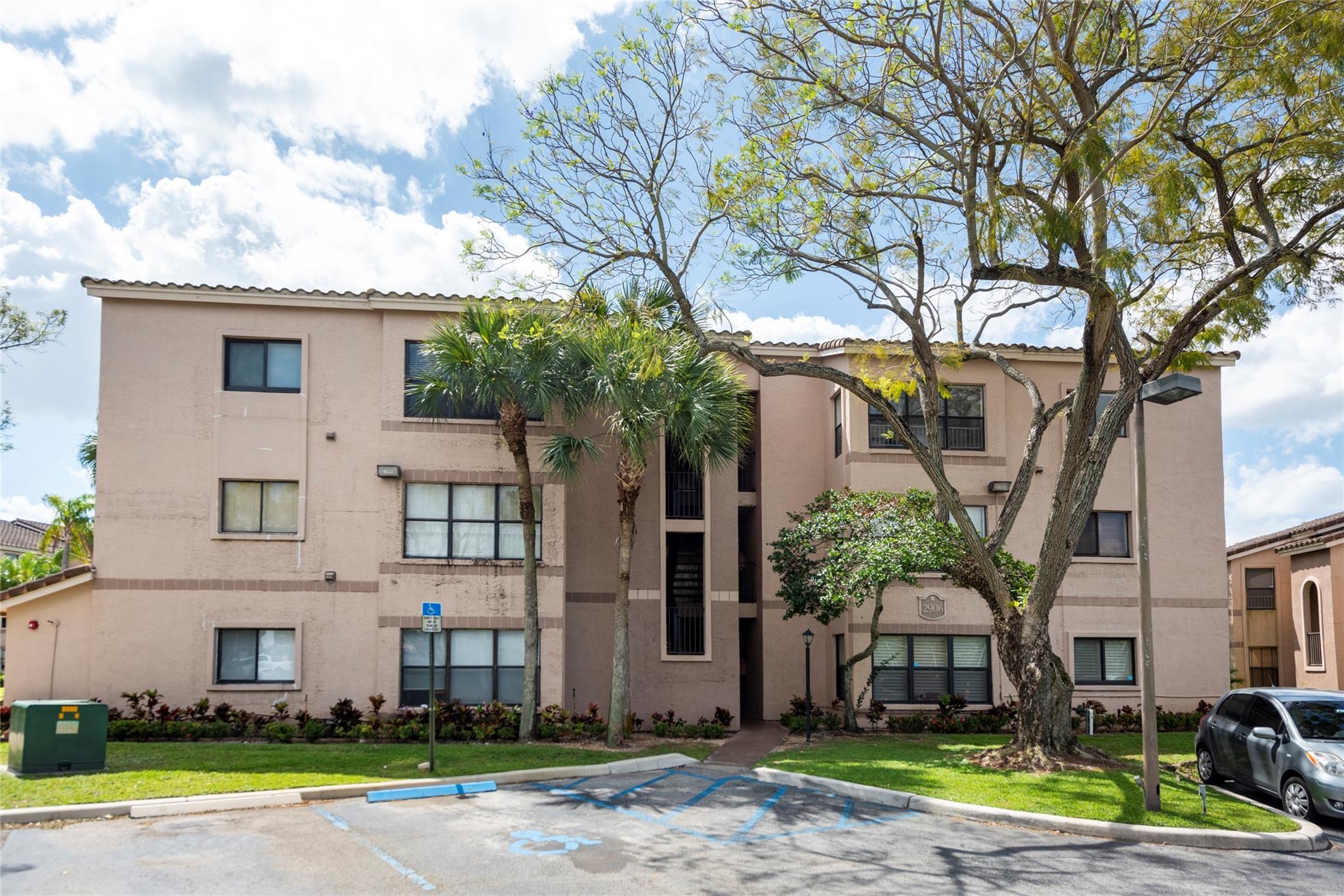 Studio condo almost like a one bedroom, there is a dividing wall but no bedroom door. Washer-Dryer, Tile Floors,
Lake Front Views, First Floor, Bar Top Seating at the Open Kitchen. Great location for NSU Students, Close to
Restaurants, Shopping, Highways. Beautiful Community Pool and Spa, Small Private Gym. Currently Tenant
occupied Lease ends July 31, 25. No Ice Maker, Prefers no pets.