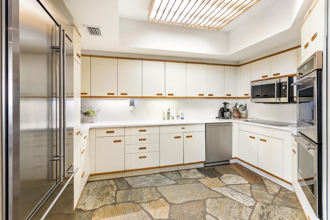 TWENTY ONE HUNDRED CONDO - SLOANS CURVE - Residential