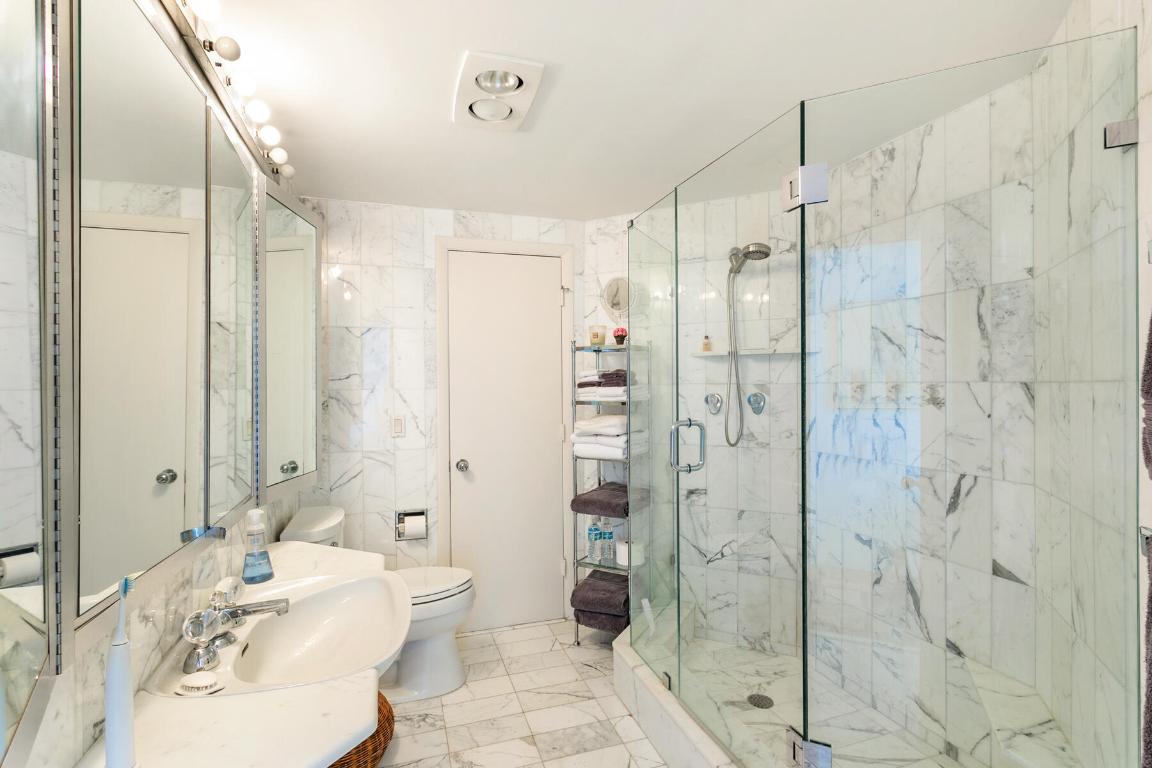 TWENTY ONE HUNDRED CONDO - SLOANS CURVE - Residential