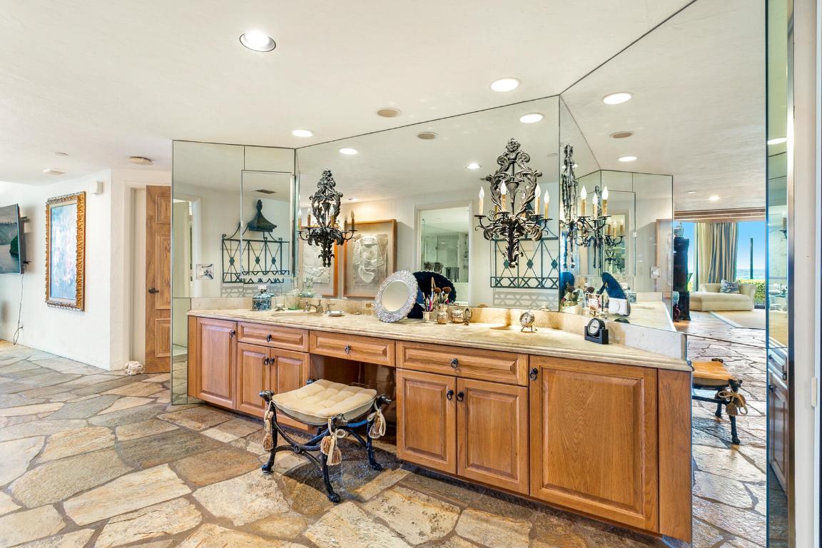 TWENTY ONE HUNDRED CONDO - SLOANS CURVE - Residential