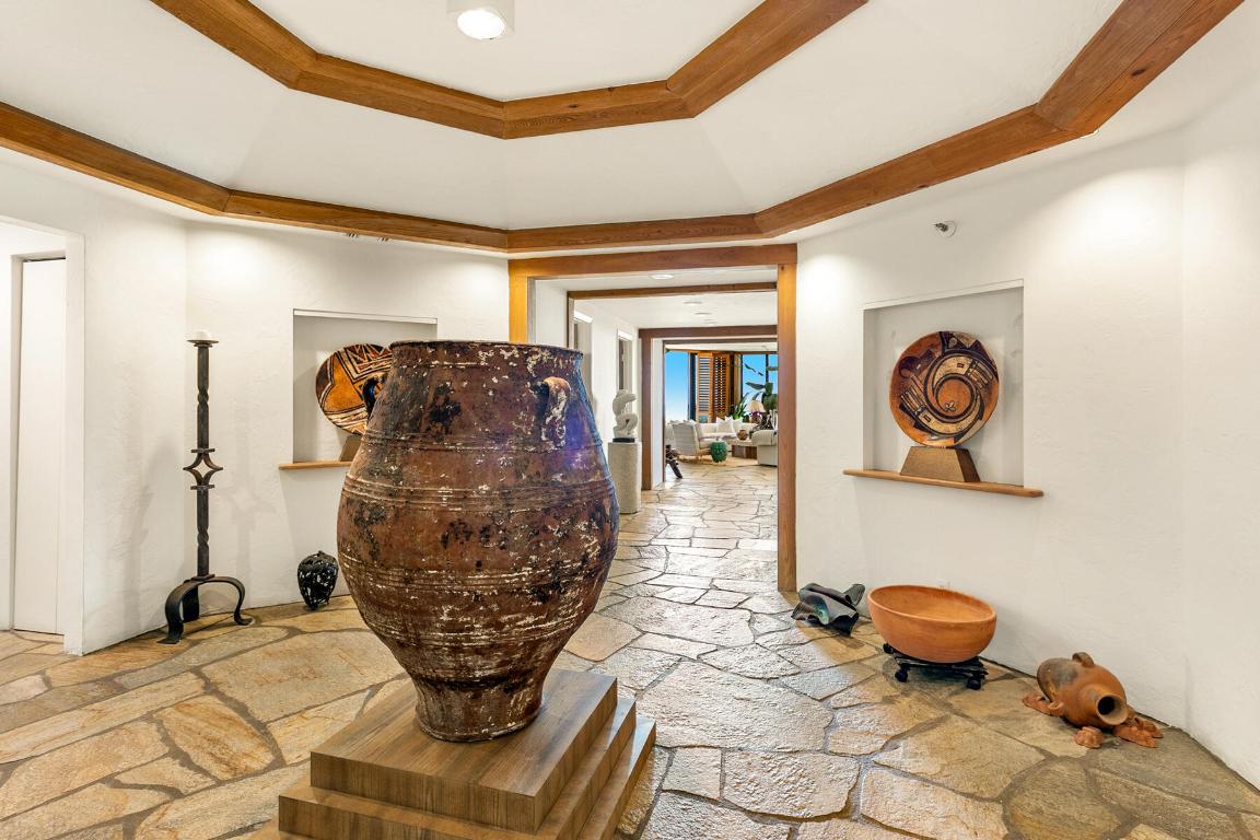 TWENTY ONE HUNDRED CONDO - SLOANS CURVE - Residential