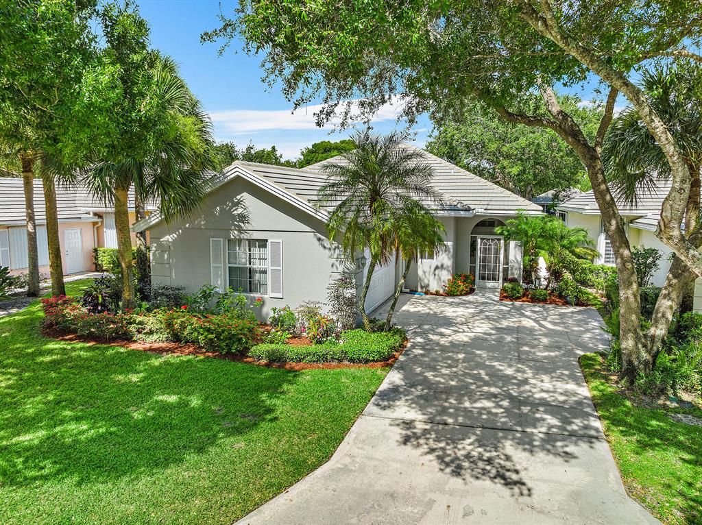 Photo of 1004 Bedford Avenue, Palm Beach Gardens, FL 33403 (MLS # R10823191)