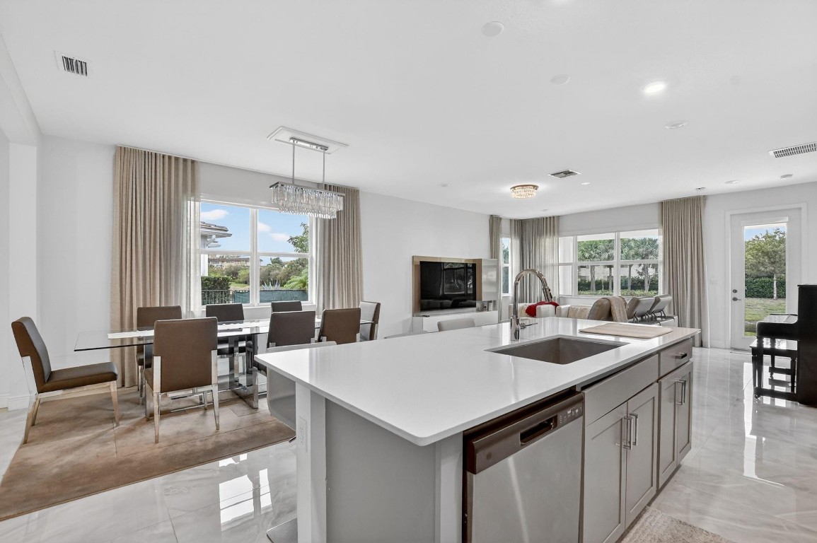 CRYSTAL LAKE - Residential