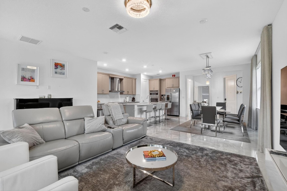 CRYSTAL LAKE - Residential