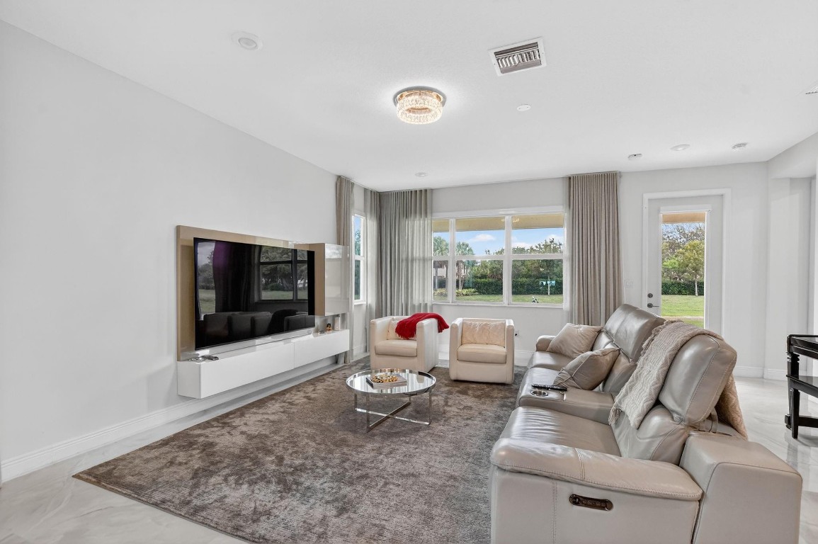 CRYSTAL LAKE - Residential