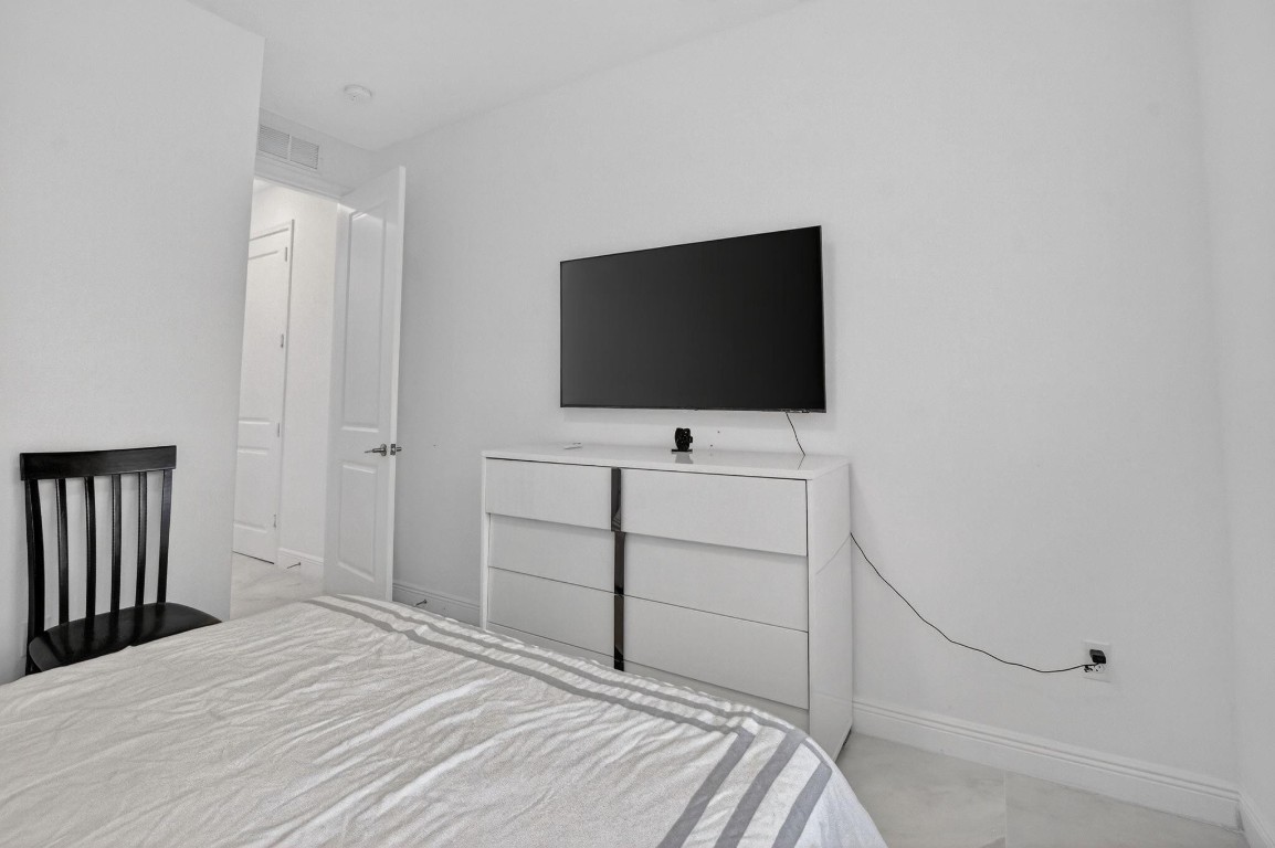 CRYSTAL LAKE - Residential