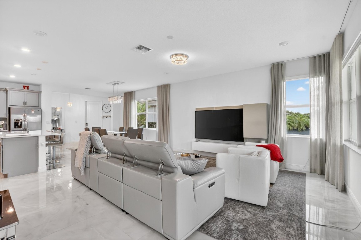 CRYSTAL LAKE - Residential