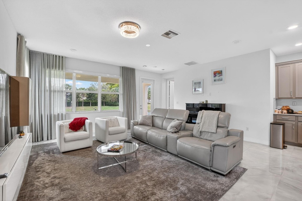 CRYSTAL LAKE - Residential