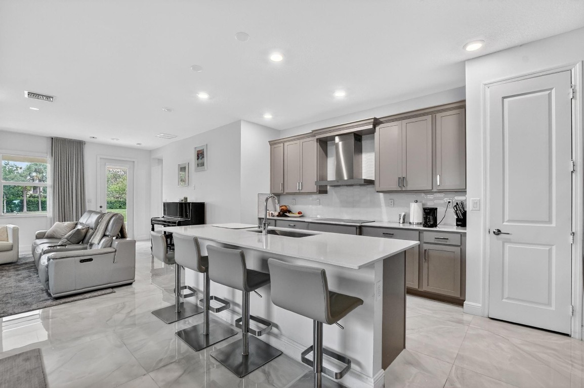 CRYSTAL LAKE - Residential