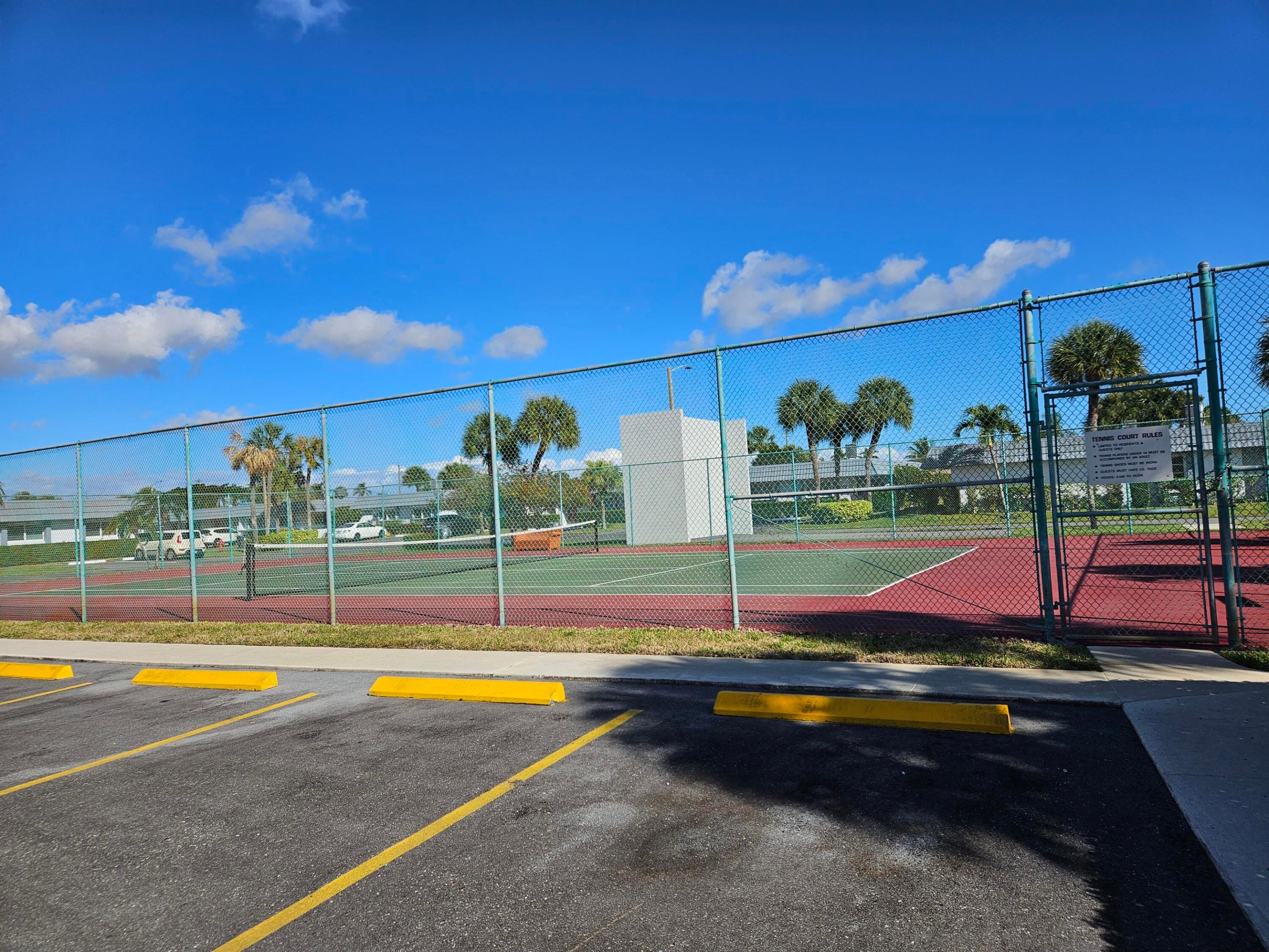 CRESTHAVEN CONDO TOWNHOMES SEC 1 - Residential