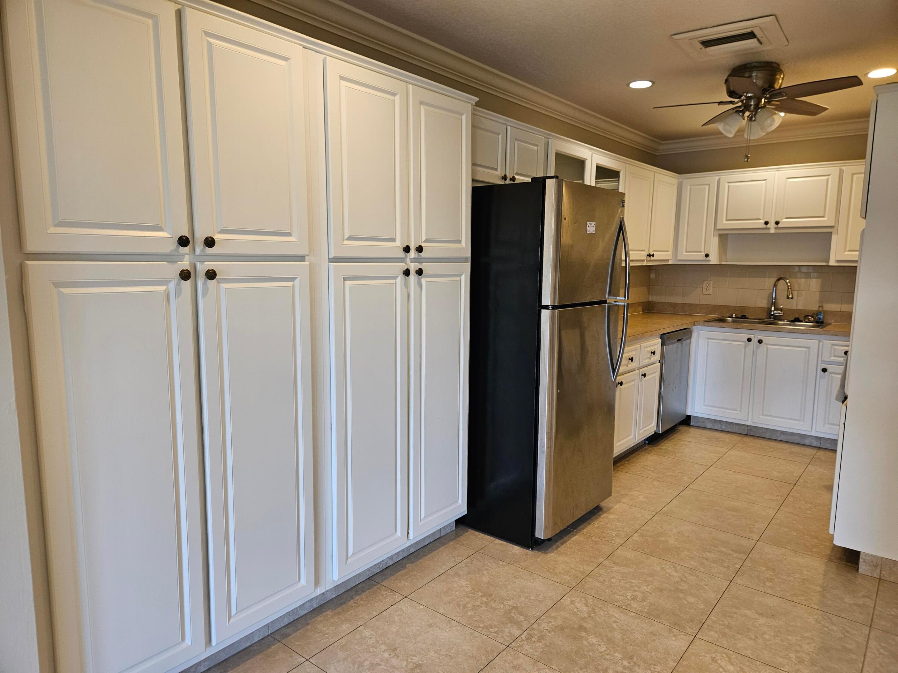 CRESTHAVEN CONDO TOWNHOMES SEC 1 - Residential