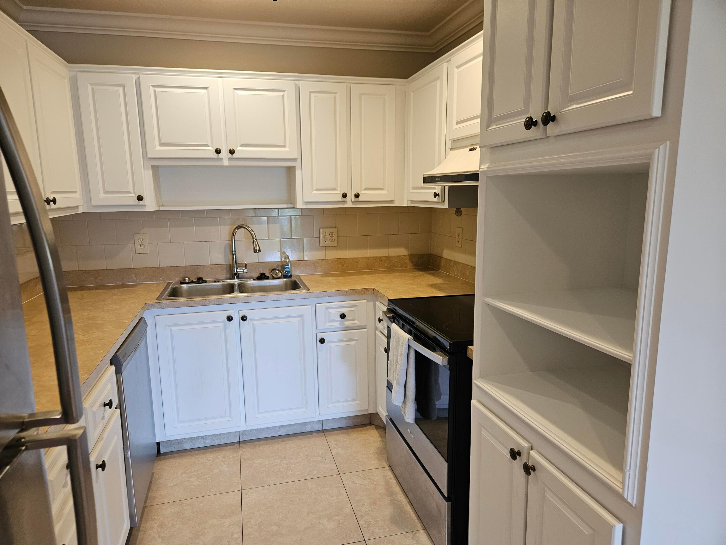 CRESTHAVEN CONDO TOWNHOMES SEC 1 - Residential