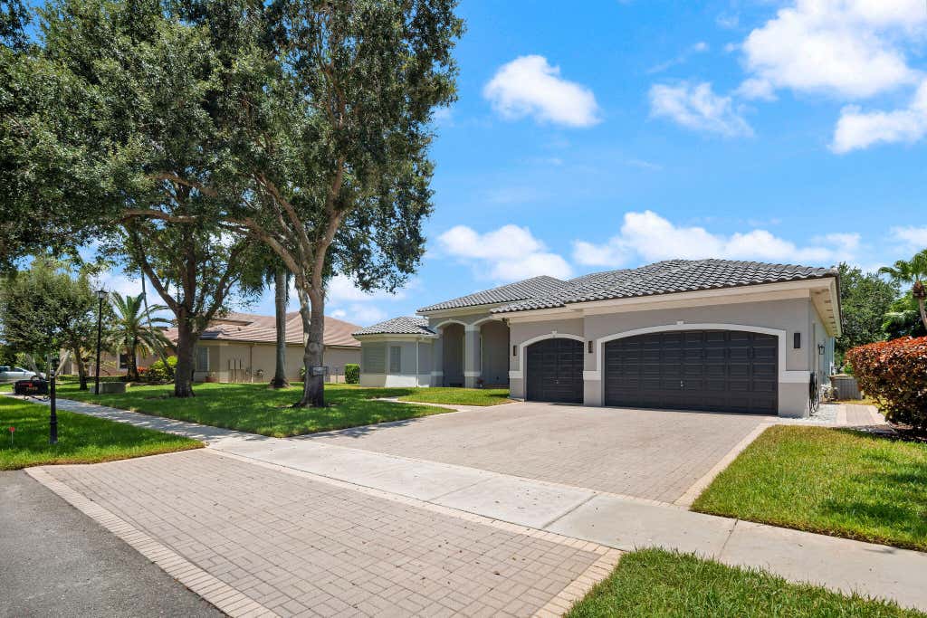 Photo of 3958 SW 140TH Avenue, Davie, FL 33330 (MLS # B26063447)