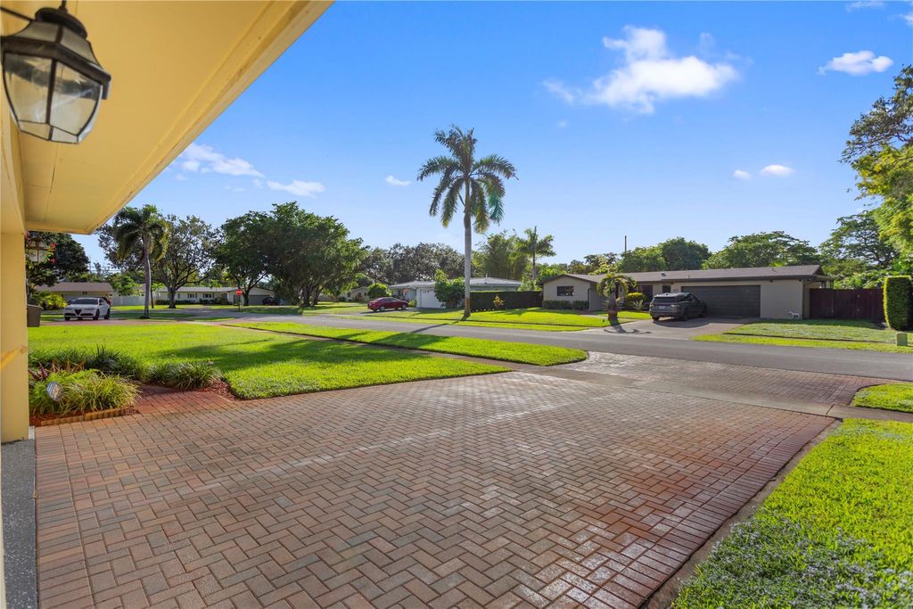 Photo of 820 Alamanda Court, Plantation, FL 33317 (MLS # F10526321)