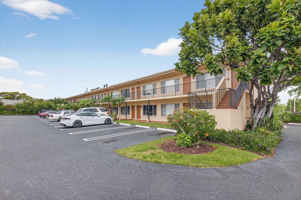 Photo of 2303 S Federal Highway #3n, Boynton Beach, FL 33435 (MLS # B26010302)