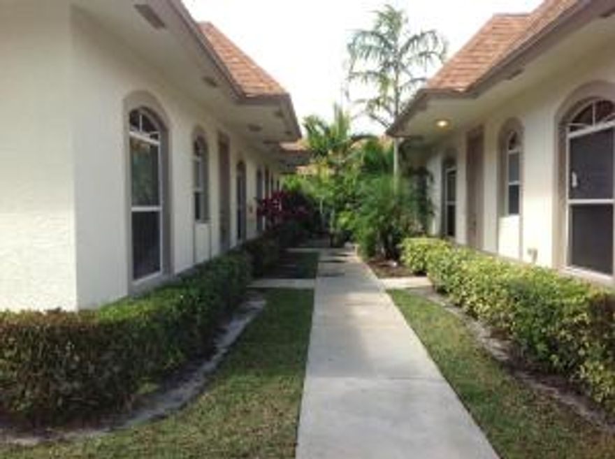 Very clean, freshly painted unit. Beautiful community pool. Location is very close to Wellington amenities.