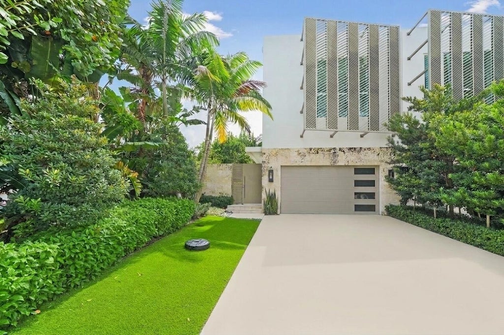 Photo of 724 N LAKE Avenue N, Delray Beach, FL 33483 (MLS # B26088111)