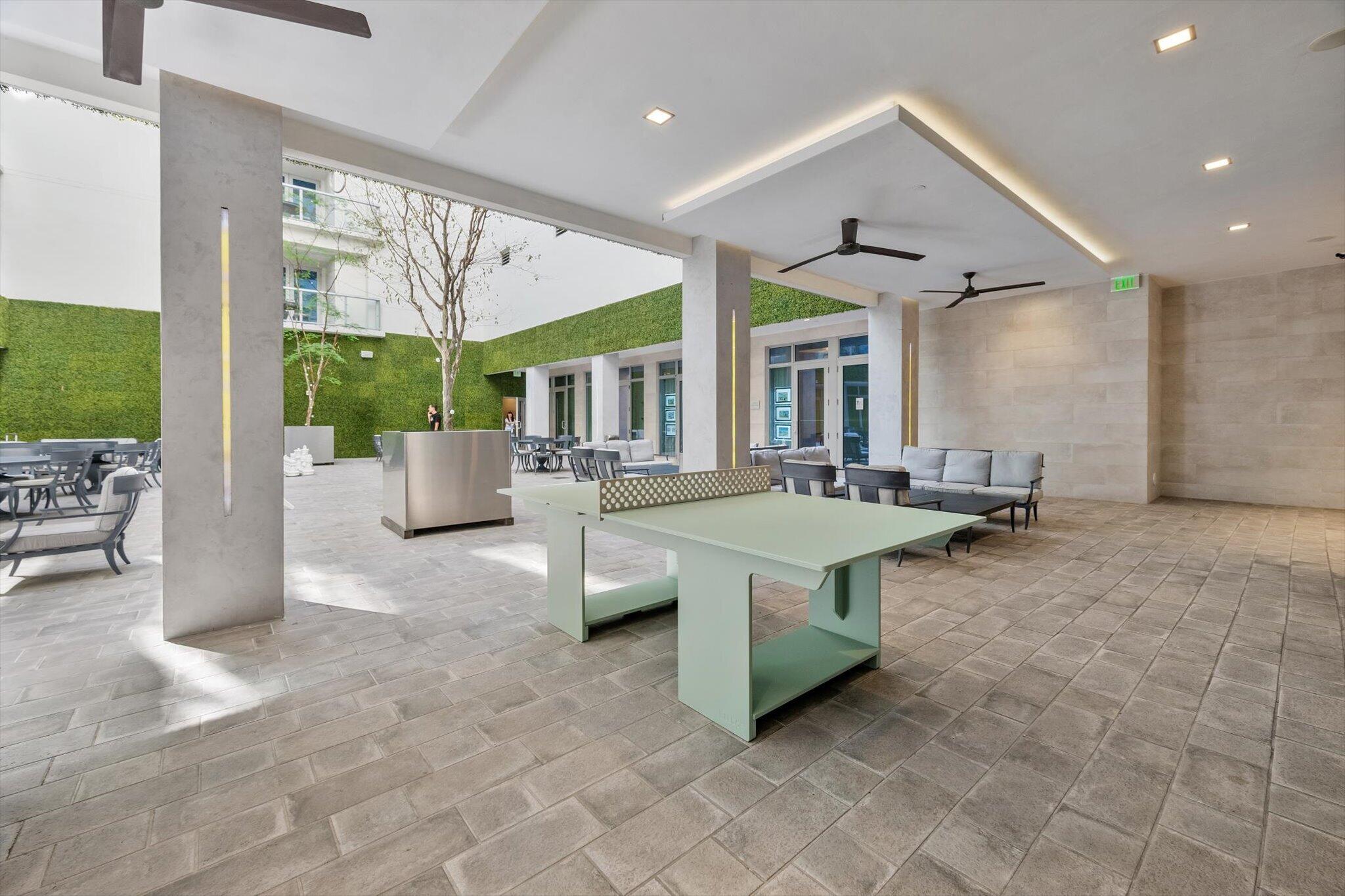 COSTA HOLLYWOOD - Residential