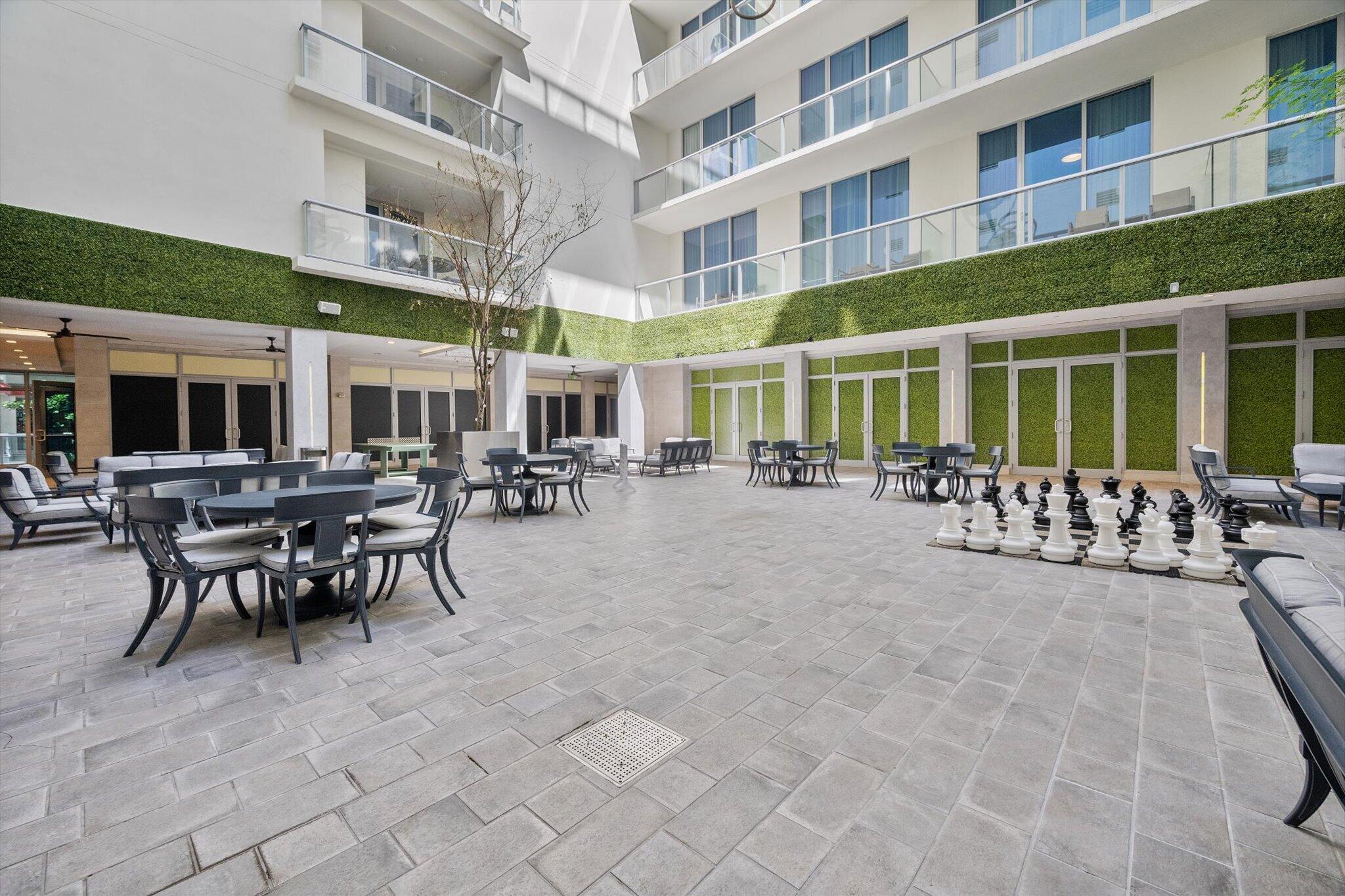 COSTA HOLLYWOOD - Residential