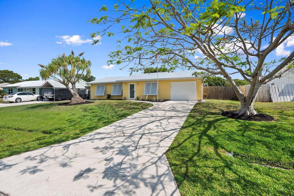 Photo of 333 SE Dalva Avenue, Port Saint Lucie, FL 34984 (MLS # R11093581)