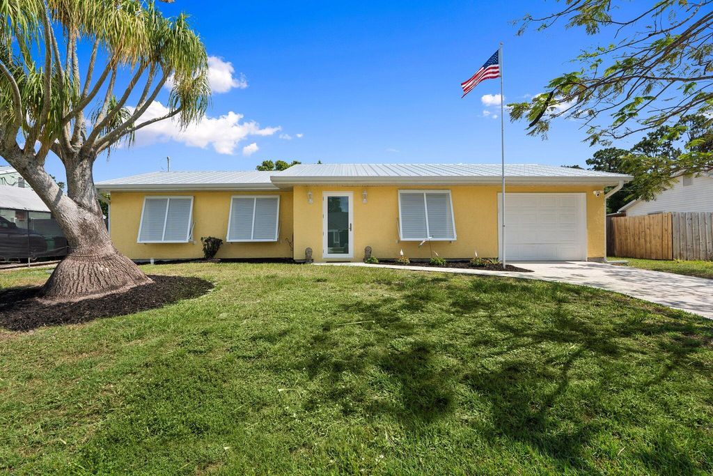 Photo of 333 SE Dalva Avenue, Port Saint Lucie, FL 34984 (MLS # R11093581)