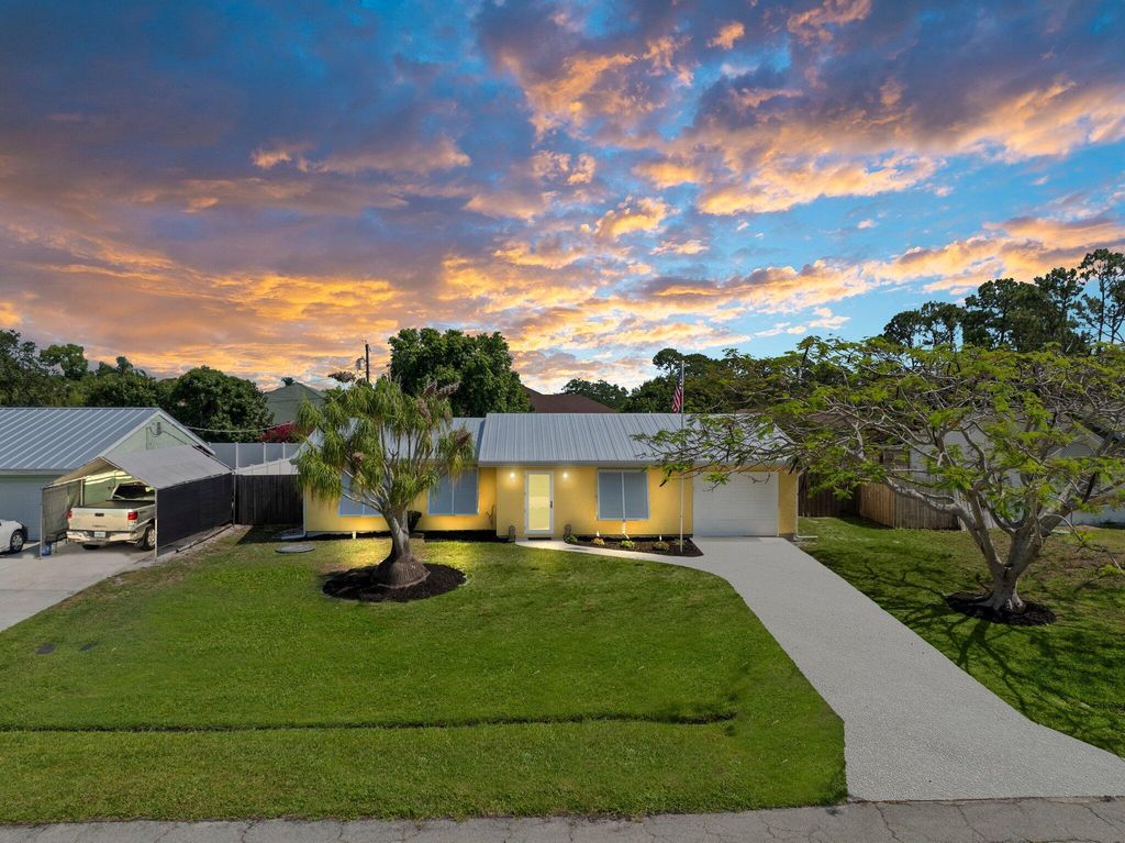 Photo of 333 SE Dalva Avenue, Port Saint Lucie, FL 34984 (MLS # R11093581)