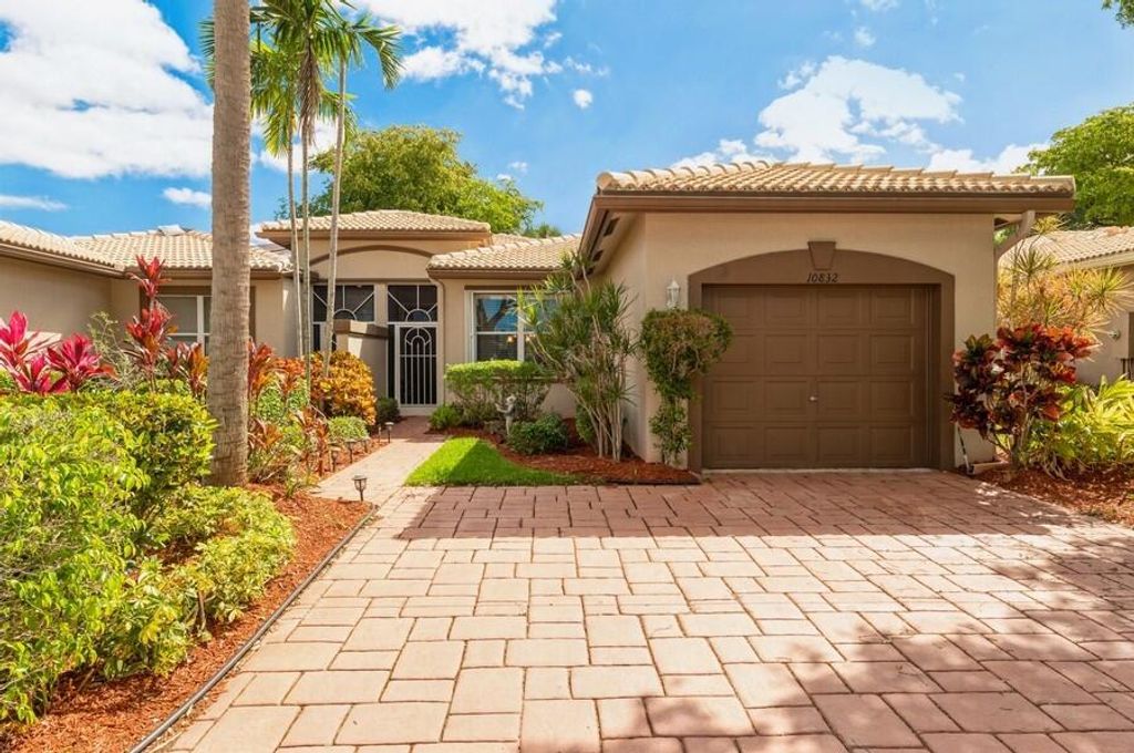 Photo of 10832 Royal Caribbean Circle, Boynton Beach, FL 33437 (MLS # R10874396)