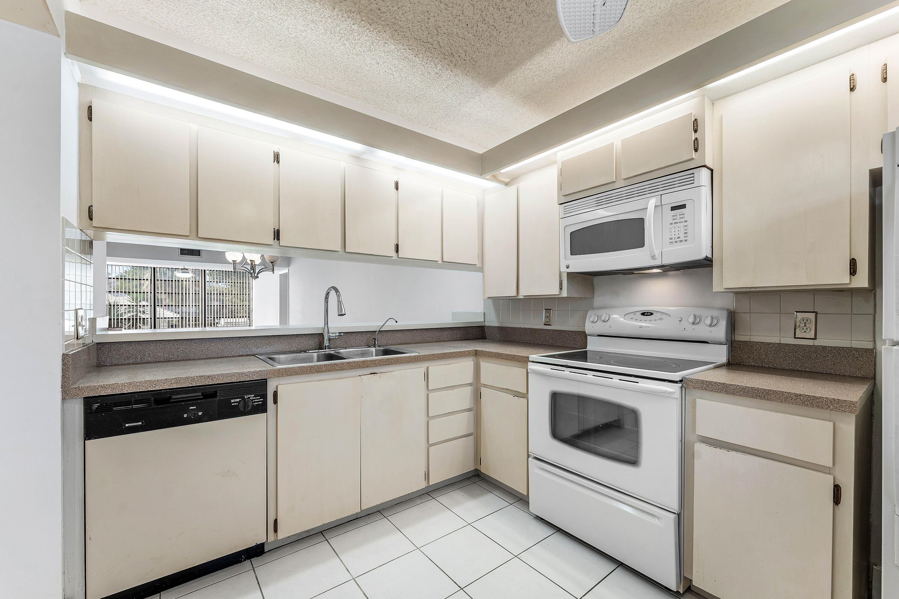 CONDO 18 OF WHITEHALL CONDOS - Residential