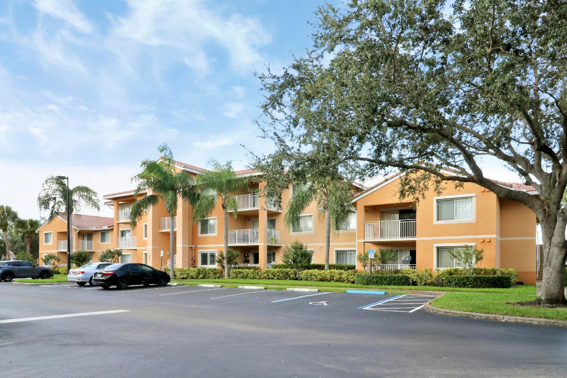 THE CLUB AT ST LUCIE WEST, A CONDOMINIUM - Residential Lease