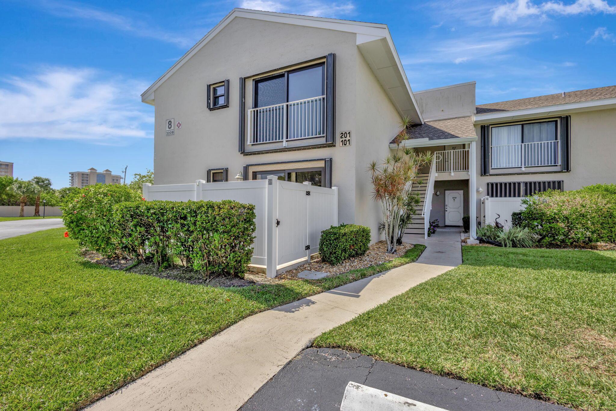3209 S Lakeview Circle 8-101, Hutchinson Island, FL, 34949/$370,000 3 3209 S Lakeview Circle 8-101