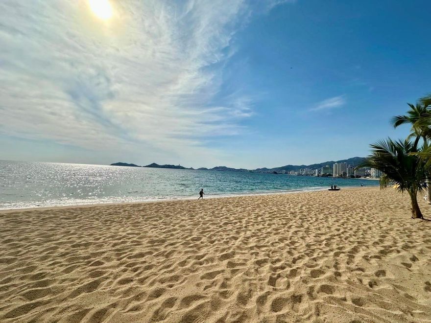 Welcome to your dream coastal retreat in ACAPULCO (Mexico)!  This beautiful, recently renovated 1 Bedroom, 2 Bathrooms apartment offers the perfect blend of comfort, style, and breathtaking ocean views.
Spacious open-concept living & dining area. Fully equipped kitchen with modern appliances. The building has 24 hours security, fitness room, social and board room and bbq area. Come and enjoy beachside relaxing massages. Whether you are sipping coffee on the balcony, relaxing in a shade cabana, or waiting for sunset…this is where calm lives. 
Walking distance to shoppes and restaurants!