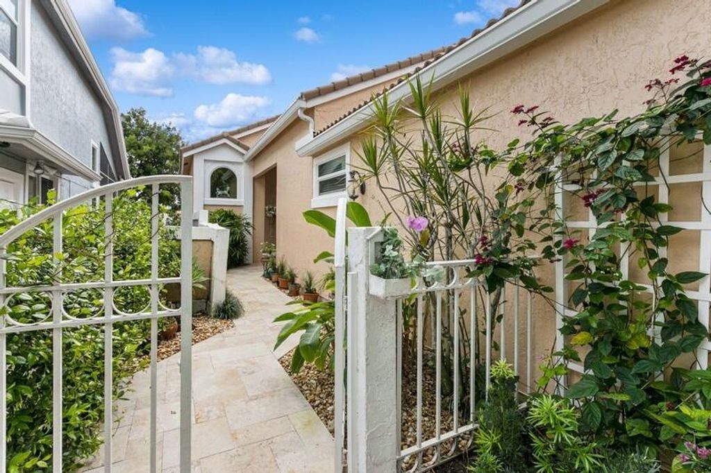 Photo of 12931 Oak Knoll Drive, Palm Beach Gardens, FL 33418 (MLS # R10972098)