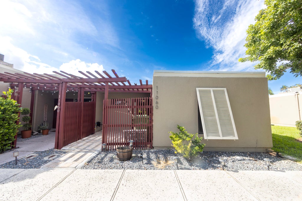Photo of 11060 S LAKEVIEW Drive #11060, Pembroke Pines, FL 33026 (MLS # B26067712)