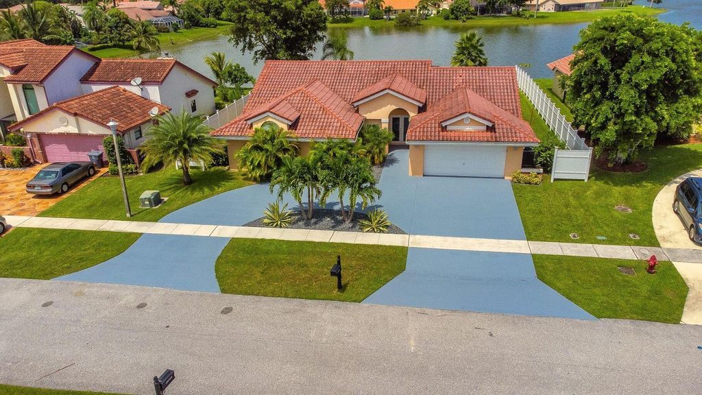 Photo of 20725 Waters Edge Court, Boca Raton, FL 33498 (MLS # B26012107)