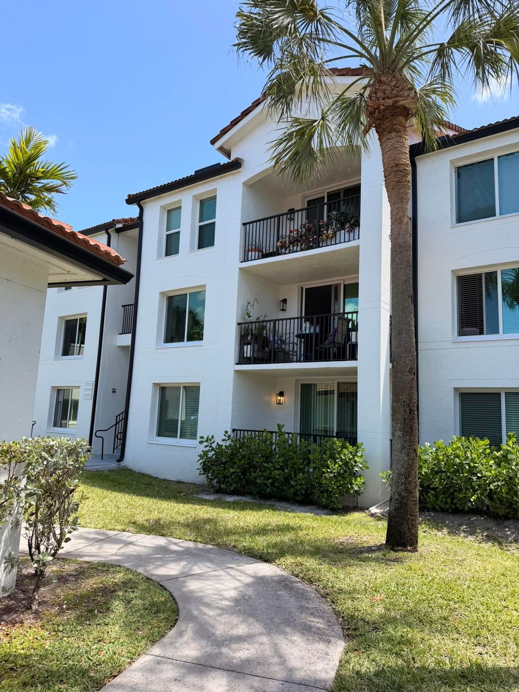Photo of 1103 Villa Circle, Boynton Beach, FL 33435 (MLS # B26006599)