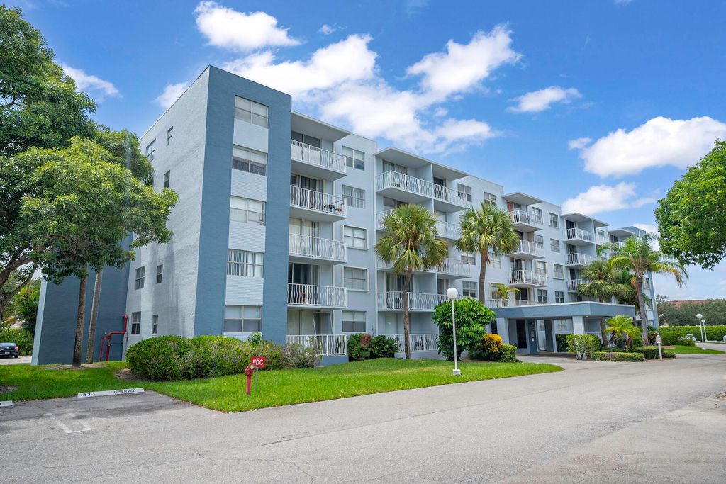 Photo of 500 Executive Center Drive #3k, West Palm Beach, FL 33401 (MLS # B26022030)