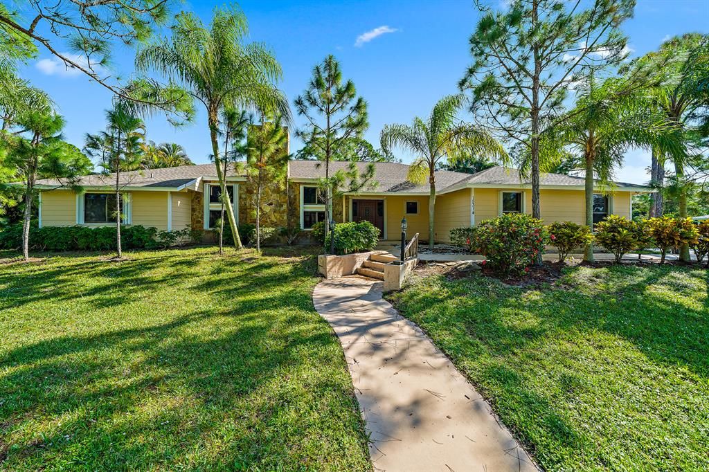 Photo of 15314 74th Avenue N, Palm Beach Gardens, FL 33418 (MLS # R10760696)
