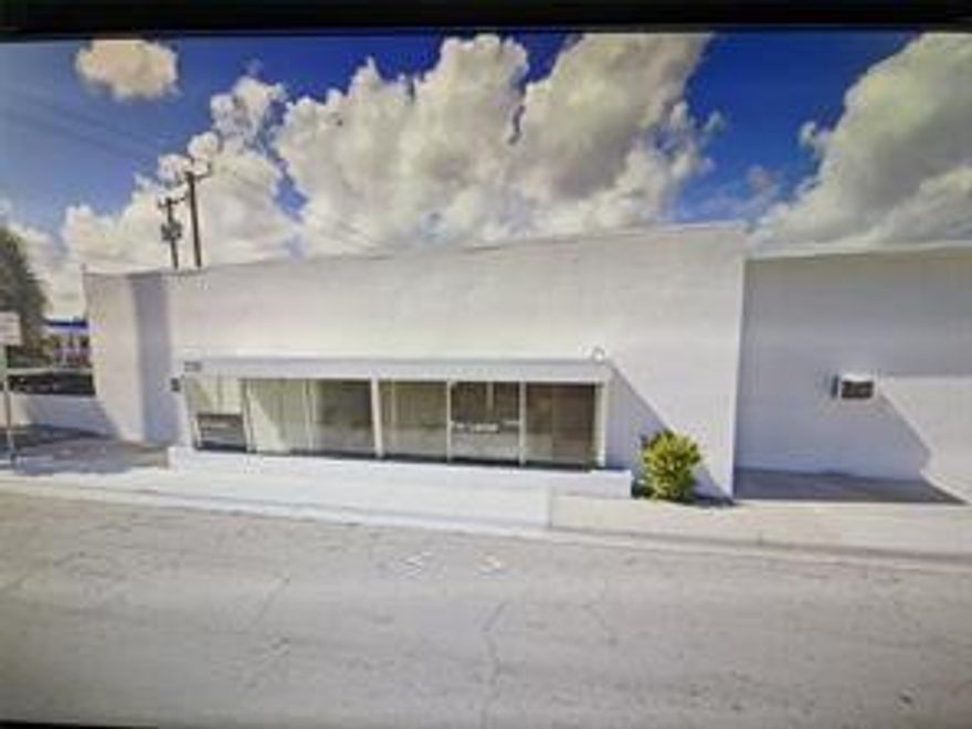 part or total of the whole building for lease -so call and ask what is available and price and terms Office / Retail space on first floor-  Busy Andrew Ave, near Hwy 84 with car Dealerships, Marine industry, Airport and Seaport. Near 17 street causeway and downtown Fort Lauderdale. Flexible space, all open with shared bathroom. second floor storage no a/c.-