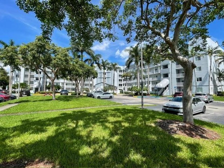 EXCELLENT RESORT STYLE APARTMENT WITH 3 FULL BEDROOMS IN DORAL ISLES, SPECTACULAR LAKE VIEW, GATED COMMUNITY, 24 HOUR SECURITY,  CLOSE TO SHOPPING CENTER, RESTAURANTS AND MAJOR HIGHWAYS ....... TENANT WILL HAVE ACCESS TO THE DORAL ISLES CLUBHOUSE, FITNESS CENTER, TENIS, BASKETBALL, SAUNA, POOLS, RESTAURANT AND MORE